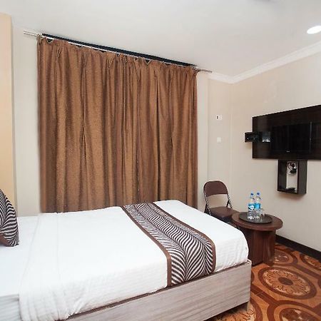 Oyo 343 Pop Life Hotel Banke Luaran gambar