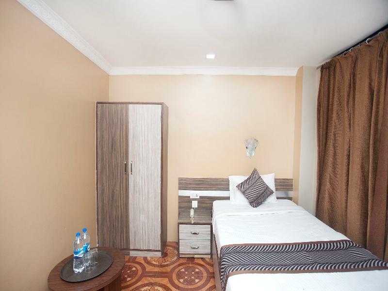 Oyo 343 Pop Life Hotel Banke Luaran gambar